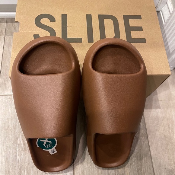 Adidas Yeezy Slides - Picture 1 of 8